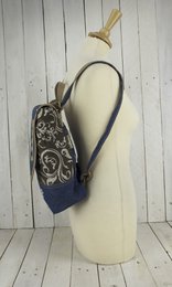 Domelo traditionele rugzak/schoudertas voor meisjes. Rugzak gemaakt van upcycled jeans en canvas met een hertenmotief