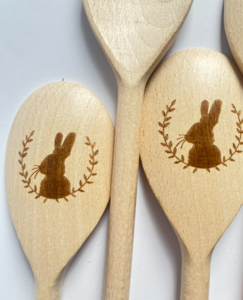 gegraveerde houten pollepel -Paas haas