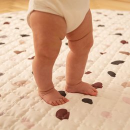 Tappetino da gioco trapuntato opaco Hakuna «Coriandoli» 1,5 m