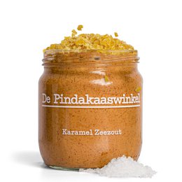 Caramel sea salt peanut butter in a glass jar with a label that says "De Findakaaswinkle Karamel Zeezout".