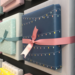 Blaues Geschenkpapier mit Lichterketten und Streifen, Geburtstags Geschenkpapier mit Partylichtern für Kinder und Erwachsene