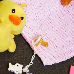 NEEDLE IT® Kit Tricot pour débutant complet avec aiguilles à tricot – Couverture bébé à tricoter soi-même - Idée Cadeau (Rose)