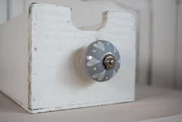 Grey furniture knob with hearts and dots, 4 cm in size, from the Isabelle Rose collection, suitable for drawers.
