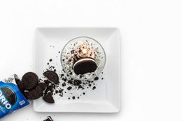 LAVURI Nòrio Dessert Candle CUP, cookie vanilla scent, black/white colored, handmade bio vegan soy wax - Duftkerze