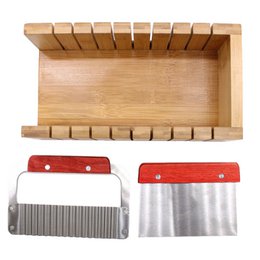 Seifenlaib-Ausstecher-Set aus Holz – gewellter und gerader Ausstecher