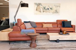 Circular side table in walnut wood, 45 cm diameter and 45 cm height, with a sand-colored finish.