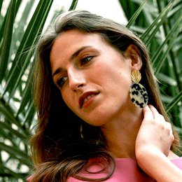  Leopard print stud earrings with a gold-tone accent, available in three color variants: Léopard, Châtaigne, and Latte.