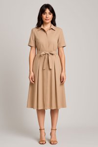 Robe QIZZY beige mi-longue femme à col montant, manches courtes et ceinture