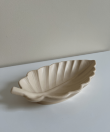  Beige decorative leaf-shaped dish made of ceramic material.