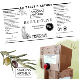 Olive oil soap, multi-purpose eucalyptus soap, olive branch, and product packaging with text "Savons d'Arthur" and "Bio".

The images show various products from the "Savons d'Arthur" brand, including an olive oil soap, a multi-purpose eucalyptus soap, and the product packaging. The key details that can be extracted from the images are:

Colors: Green, brown, white
Materials: Olive oil, eucalyptus
Style: Natural, organic
Shape: Rectangular soap bars, olive branch
Text: "Savons d'Arthur", "Bio", "Huile d'olive", "Multi-usages Eucalyptus"

This information could be used to generate a text description for search that highlights the key product features, such as:

"Organic olive oil soap, multi-purpose eucalyptus soap, natural and eco-friendly personal care products from Savons d'Arthur."