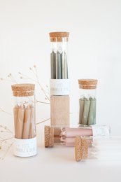 A set of 8 mini candles in a glass tube, available in various colors including white, pink, green, gray, and brown.

The product is a set of 8 mini candles in a glass tube. The candles come in a variety of colors, including white, pink/blossom, green/eucalyptus, dark gray/stone, light gray/linen, caramel, and brown/camel. The candles have a cylindrical shape and are presented in a minimalist, elegant display.