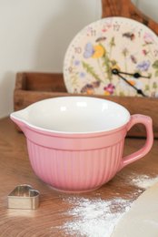  A pink ceramic batter bowl with vertical striped pattern, measuring 18 cm in diameter. Suitable for mixing and preparing batters, doughs, and other cooking tasks in the oven.