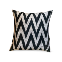 Velvet cushion with a black and silvery zigzag pattern, available in 50x50 cm, 60x40 cm, and 40x25 cm sizes.