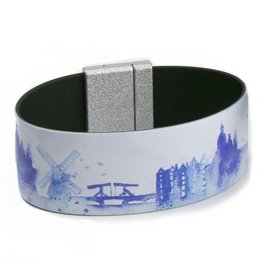 This art bracelet features a Holland landscape design with windmills and houses in shades of blue and white. The cuff bracelet is made of a durable material and comes in medium, small, and large sizes.