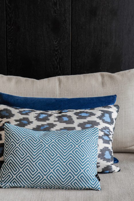 Ikat Kussen fluweel zwart wit ornament