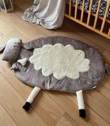 Får - pædagogisk babygym stativ i træ + interaktiv måtte