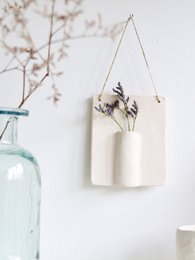 Appendiabiti da parete in ceramica con fiore essiccato