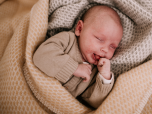 Gitterbettdecke aus Wolle - zartes Gelb