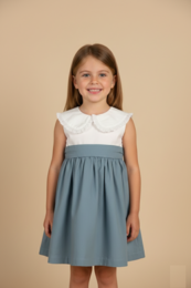  Sleeveless blue dress with white collar for baby girls, available in sizes 2-3A, 4-5A, 6-7A, 8-10A.