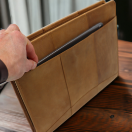Læder skriveetui A4 - Konferencemappe - Dokumentmappe A4 - Tablet-sleeve & Laptop-sleeve - Aftageligt ringbind