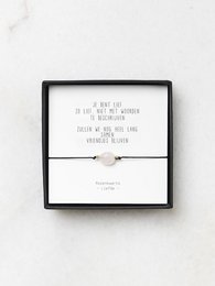 Rose quartz bracelets with inspirational poems, available in 8 versions for love, family, and friendship. Charm bracelets with text like "You are loved", "Dear mom", and "For my friend".