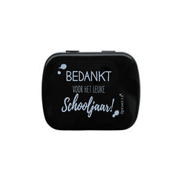 A black tin container with the text "Bedankt voor het leuke schooljaar!" (Dutch for "Thank you for the nice school year!") printed on it, containing white mints or candies.

The product is a peppermint tin with the text "Thanks School Year" printed on it, indicating it is a gift or favor for the end of the school year. The tin is black in color and contains white mints or candies inside. This product would be suitable for a semantic search related to school-themed gifts, end-of-year celebrations, or peppermint-flavored candies.