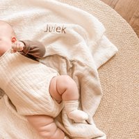 Een zachte "teddydeken" met een individueel geselecteerde, geborduurde inscriptie - wit