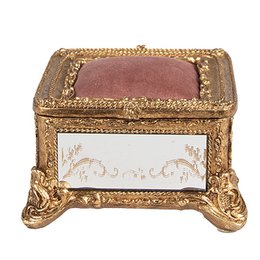  Gold-colored jewelry box with ornate design, measuring 12x12x7 cm. Suitable for storing and displaying jewelry.