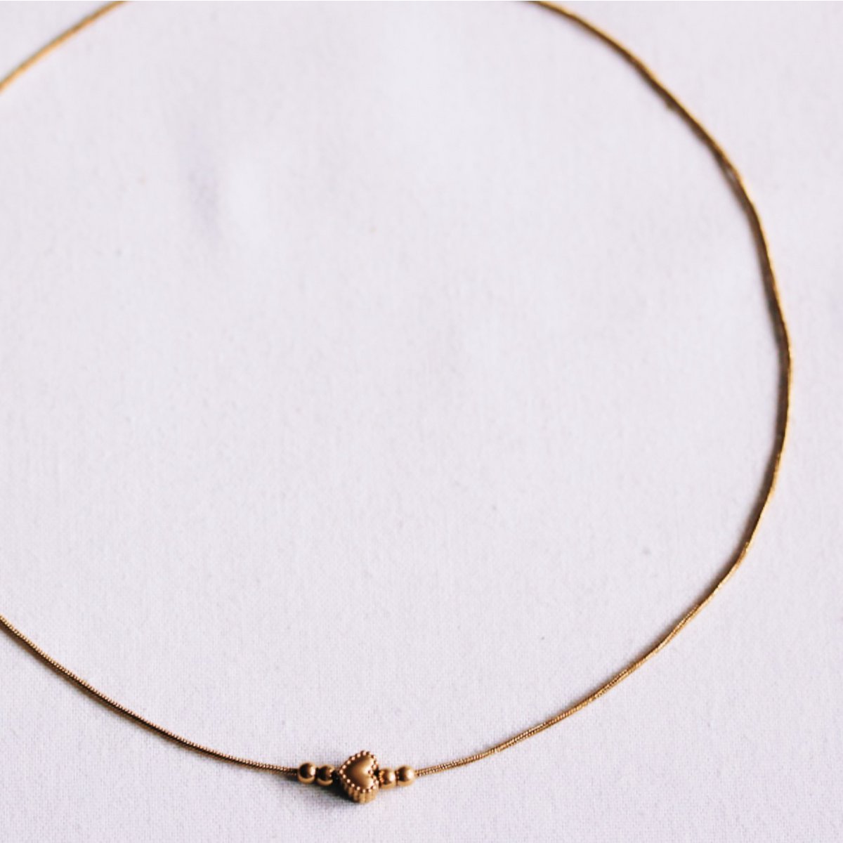 Fine snake chain with a detailed heart charm and small beads – gold