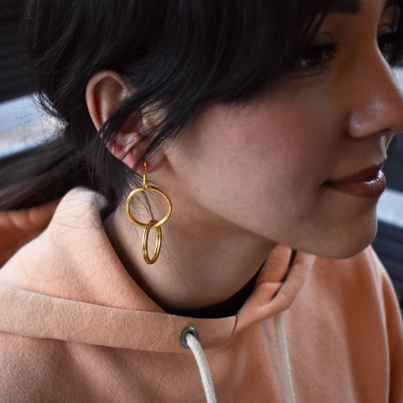 Minimalistiske Double Loop øreringe, moderne geometriske smykker | af lovedbynlanla