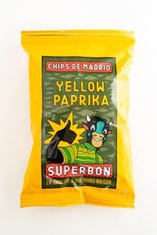 Yellow paprika-flavored potato crisps in a 45g package.
