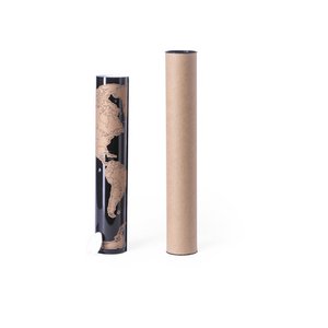 Weltkarte für reisende Liebhaber, bestehend aus laminiertem Papier. Kratzen Sie einfach die Oberfläche Ihres ausgewählten Landes und es wird markiert. Das Kratzwerkzeug wird in einem attraktiven Kartongehäuse mit Ökodesign präsentiert.