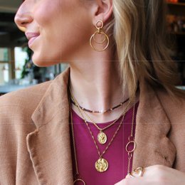 Fine twisted chain with a round AMOUR charm