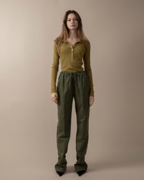  Relaxed, loose-fitting black trousers with a high waist and wide legs.