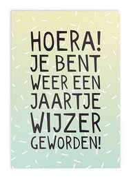 Greeting card with text "Hoera! Je bent weer een jaartje wijzer geworden!" (Hooray! You've become a year wiser!)