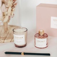 Geschenkpackung aus rosa Lederporzellan mit Pfingstrosen