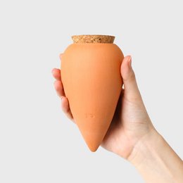 Terracotta plant pot with a rounded, tapered shape and a cork stopper. Suitable for hydrating plants.