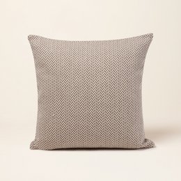  Ecru, ocher, and black cushion cover with a geometric pattern. Available in 50x50 cm, 28x47 cm, and 40x40 cm sizes.