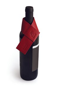 K0010VB | Druppelbeveiliging voor fles Gemaakt in Italië in echt volnerf leer, dollargraan - rode kleur. Afmetingen: 27 x 4 x 0,5 cm. Verpakking: stijve bodem/deksel geschenkdoos