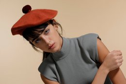 Wełniany beret z pomponem