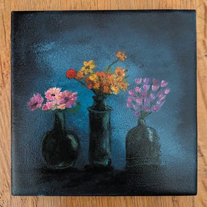 Handgeschilderd tegeltje met vazen en bloemen – 10×10 cm