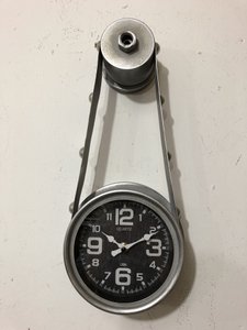 Wanduhr aus Metall silber