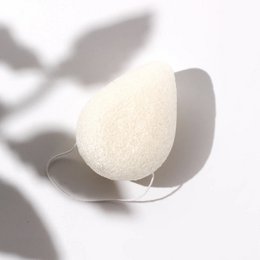 Teardrop-shaped konjac sponge for gentle skin cleansing and exfoliation. Made from natural konjac plant fiber.
