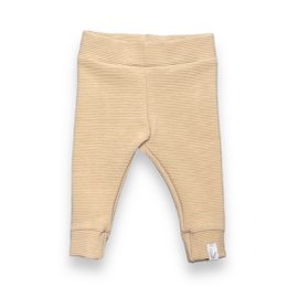 Newborn pants in a sand color, made of ribbed fabric. Available in sizes 44, 50, 56, 62, and 68.