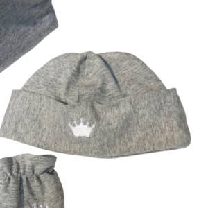 Jersey babymutsje met wit kroontje geborduurd