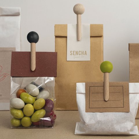 Assortment of 24 "Pince-mi" wooden bag clips