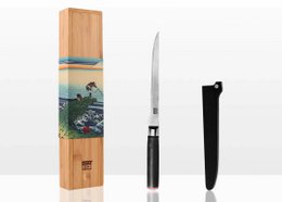 Flexible fillet knife with 200 mm stainless steel blade, bamboo saya (sheath), and bamboo storage box.