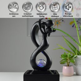 Indendørs springvand - Amor Sort - Moderne med farverigt LED-lys - Aftagelig Lovers Skulptur - Moderne interiørdekoration - Roterende bold