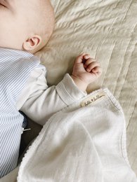 Musselin mit gehäkelter Paspelierung - Weiße Paspelierung