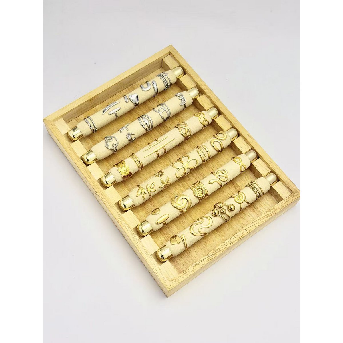 Set von 30 einstellbaren, sortierten Edelstahl -trendigen Ringen auf Presentoii